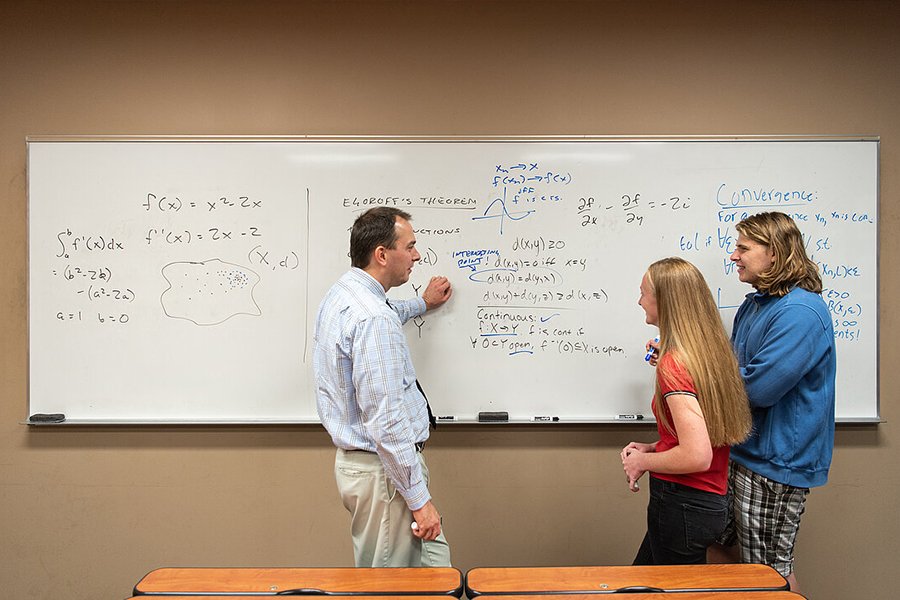 如何選擇學(xué)校專用白板：關(guān)鍵特性和考慮因素